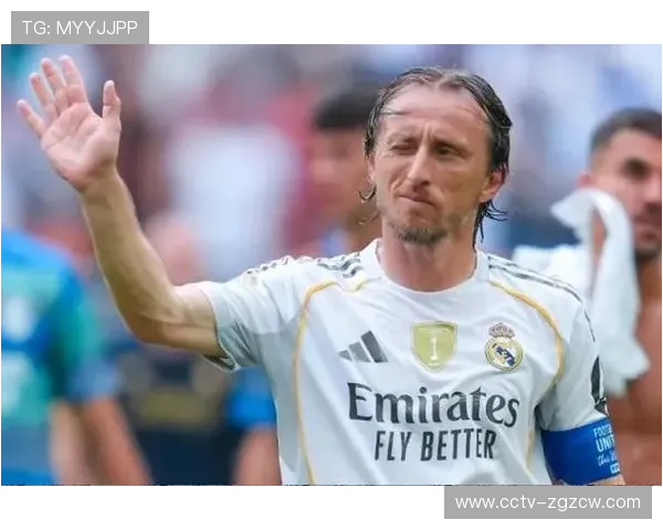 莫德里奇替补席凝视奖杯,皇马老将未来成疑 莫德里奇替补席凝视奖杯,皇马老将未来成疑